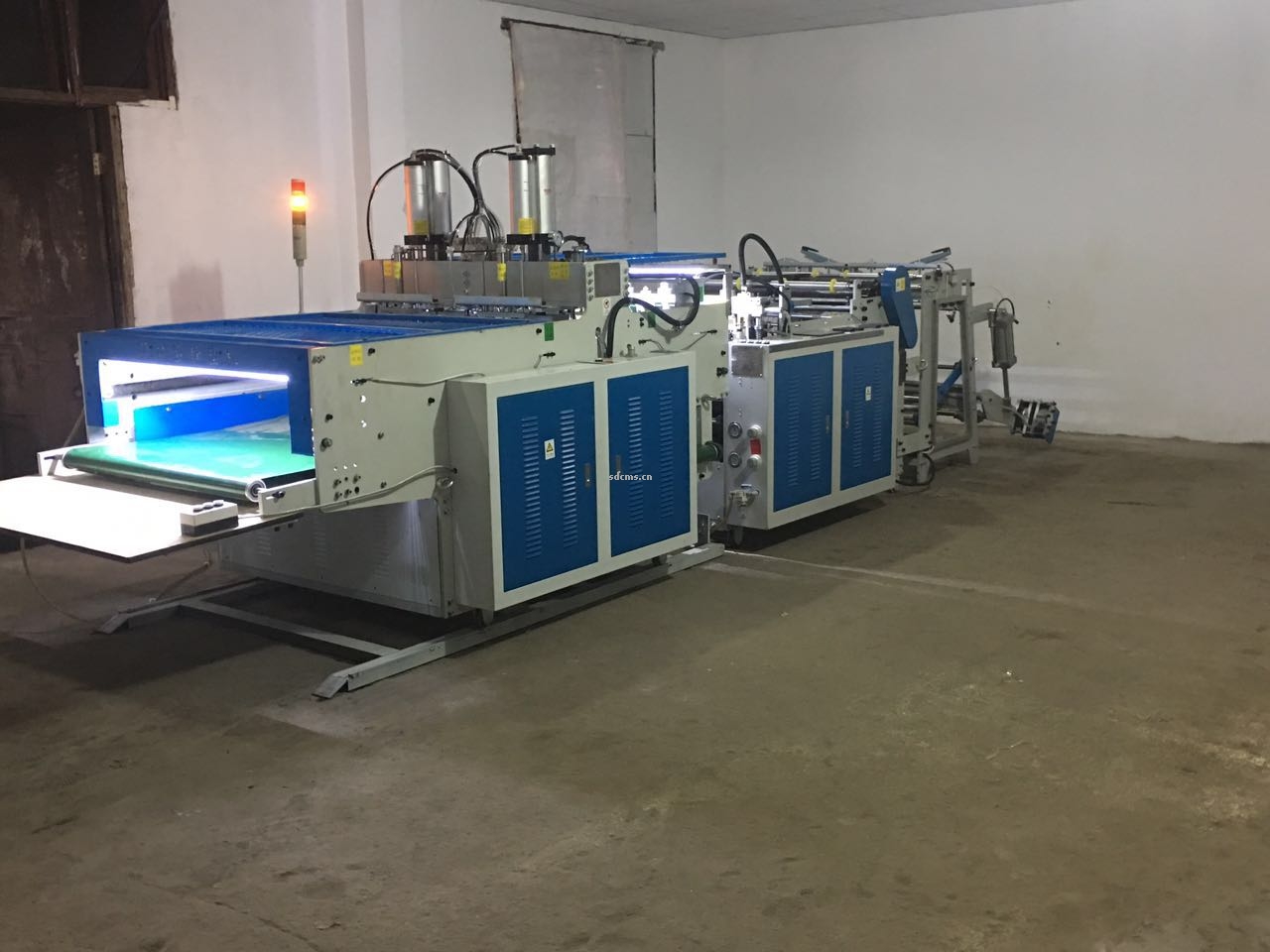 超高速制袋機 超市購物袋制袋機一、特點：本機以HDPE、LDPE筒膜為原料，是制作超市袋、背心袋、馬甲袋、市場袋的理想設(shè)備，本機具有節(jié)省人工、降低成本、一次成型、故障率低、產(chǎn)量高等特點，良好性能的色標跟蹤儀，使封切長度更準確，誤差更小。采用先進的電腦，長度調(diào)整方便，精確。